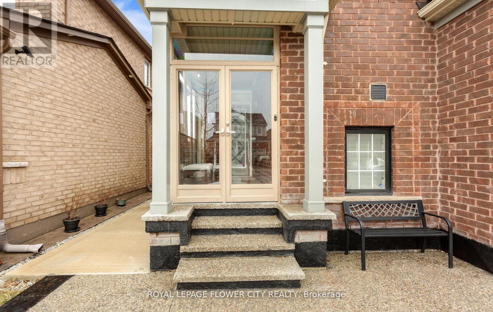 21 Arkwright Drive, Brampton, Ontario  L7A 0V2 - Photo 5 - W13003726