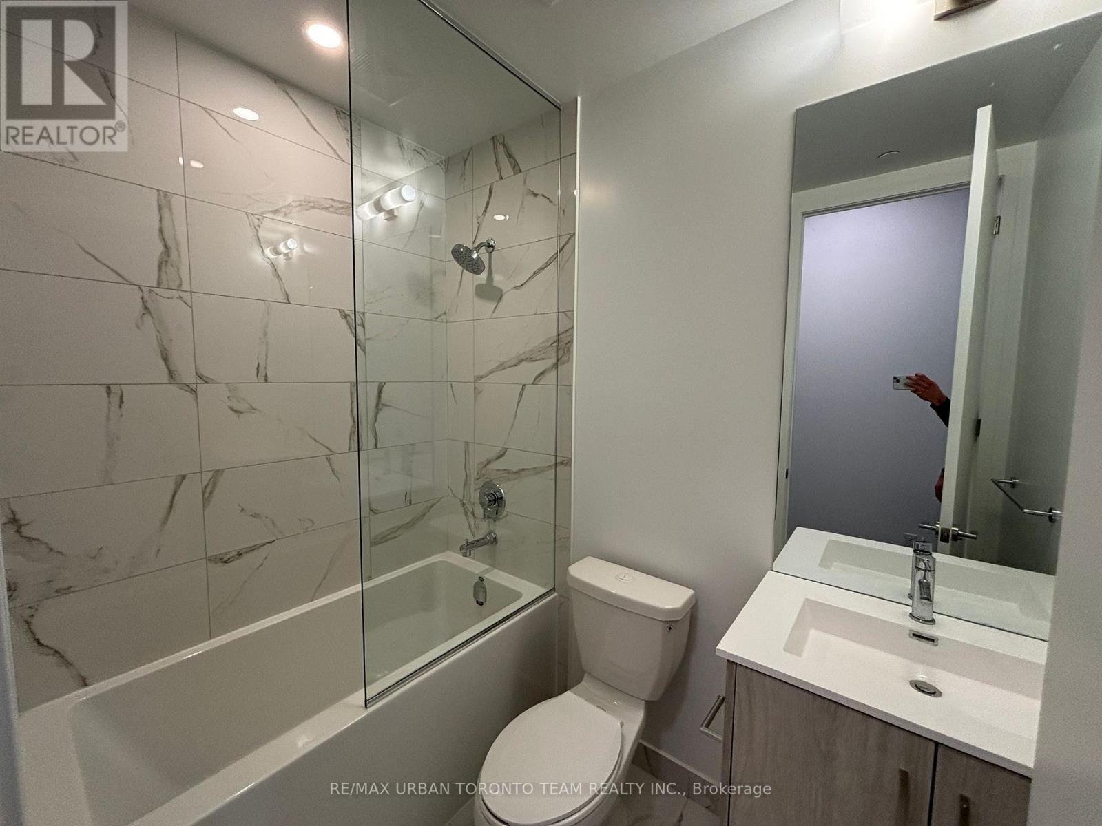 2507 - 180 Front Street E, Toronto, Ontario  M5A 0A9 - Photo 14 - C12869168