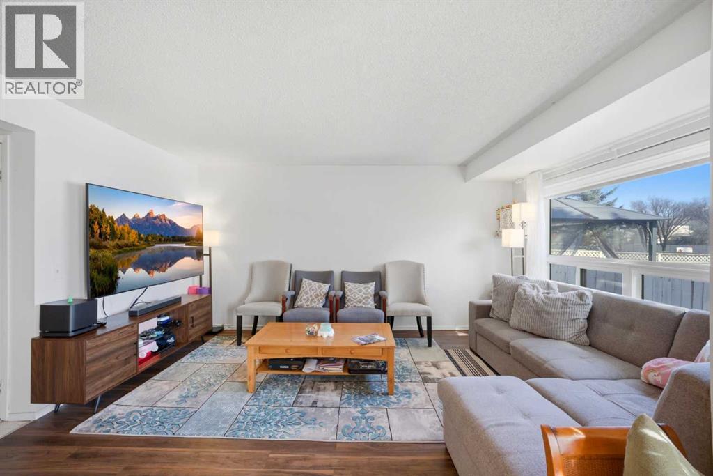 80 Martinglen Way NE, Calgary, Alberta  T3J 3J1 - Photo 5 - A2301073