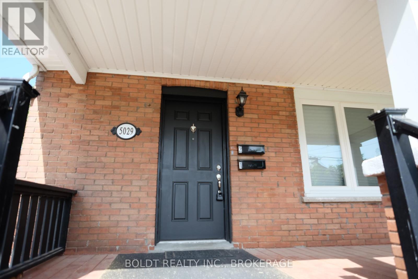 2 - 5029 Fourth Avenue, Niagara Falls, Ontario  L2E 4P5 - Photo 2 - X13003948