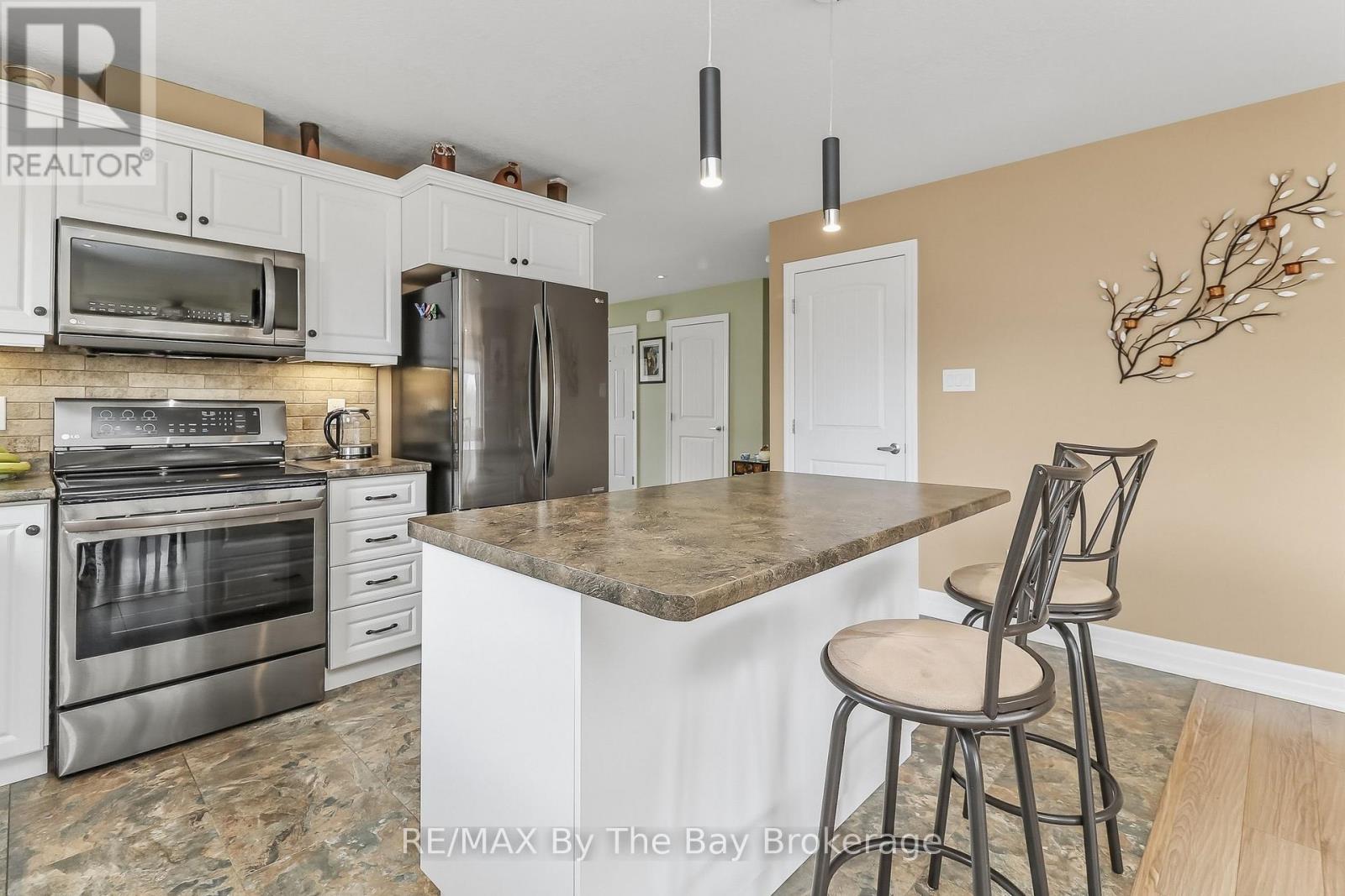 122 New York Avenue, Wasaga Beach, Ontario  L9Z 3A8 - Photo 8 - S13003906