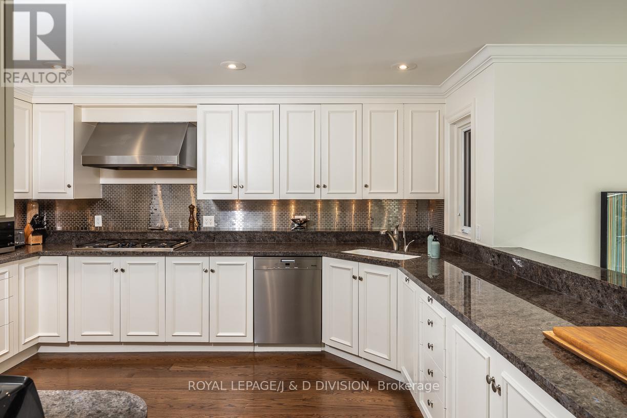 17 Parkwood Avenue, Toronto, Ontario  M4V 2W9 - Photo 14 - C13003814