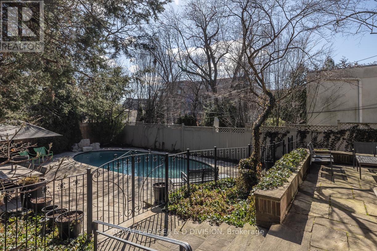 17 Parkwood Avenue, Toronto, Ontario  M4V 2W9 - Photo 21 - C13003814