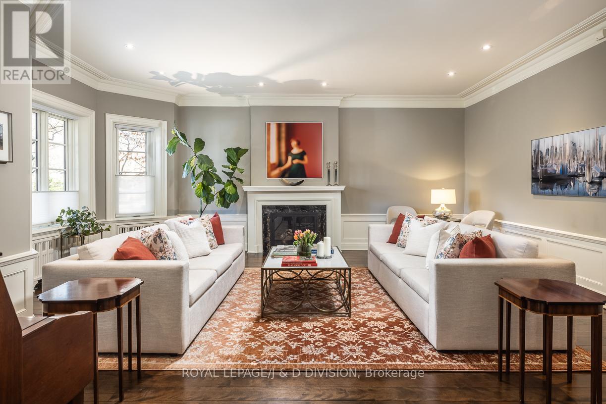 17 Parkwood Avenue, Toronto, Ontario  M4V 2W9 - Photo 4 - C13003814