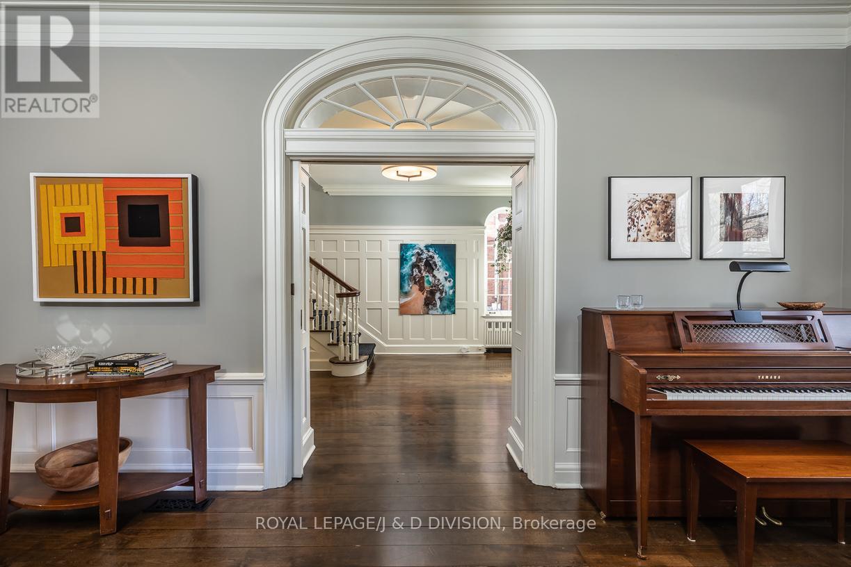 17 Parkwood Avenue, Toronto, Ontario  M4V 2W9 - Photo 8 - C13003814