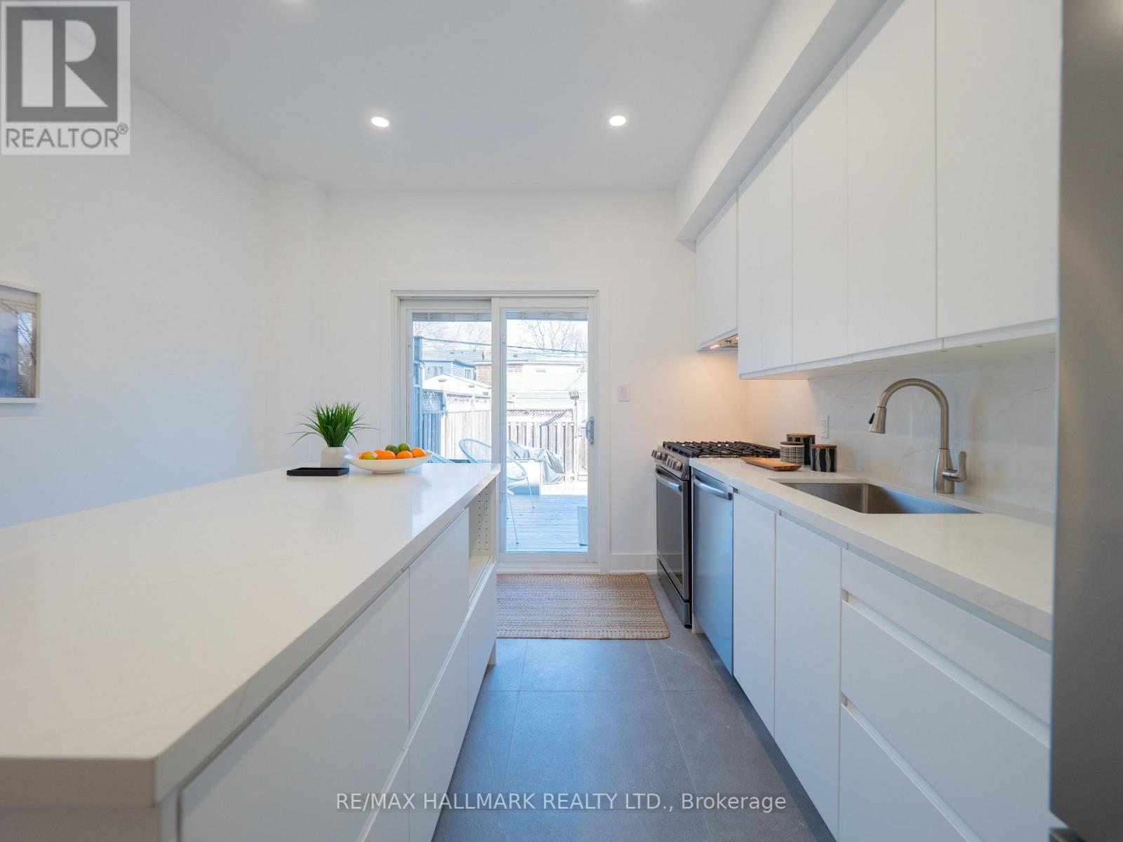 26 Sparkhall Avenue, Toronto, Ontario  M4K 1G5 - Photo 19 - E13004030