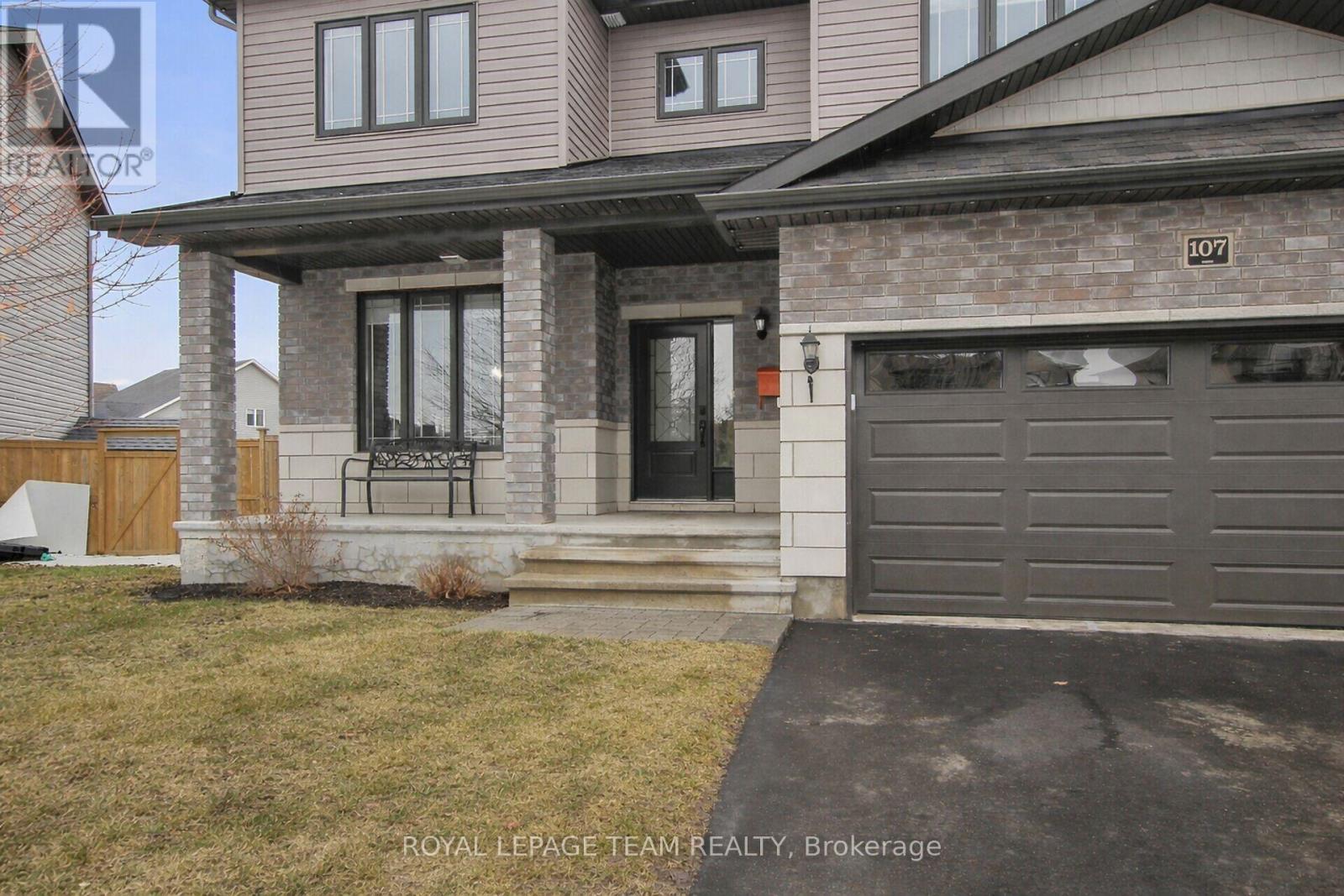 107 Francis Street, Carleton Place, Ontario  K7C 0E9 - Photo 2 - X12936722