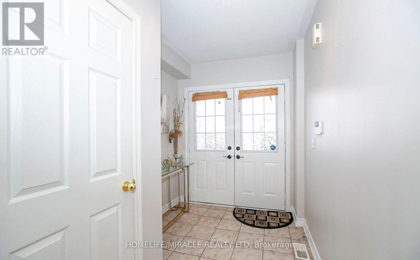 29 Dewridge Court, Brampton, Ontario  L6R 3C1 - Photo 4 - W13003868