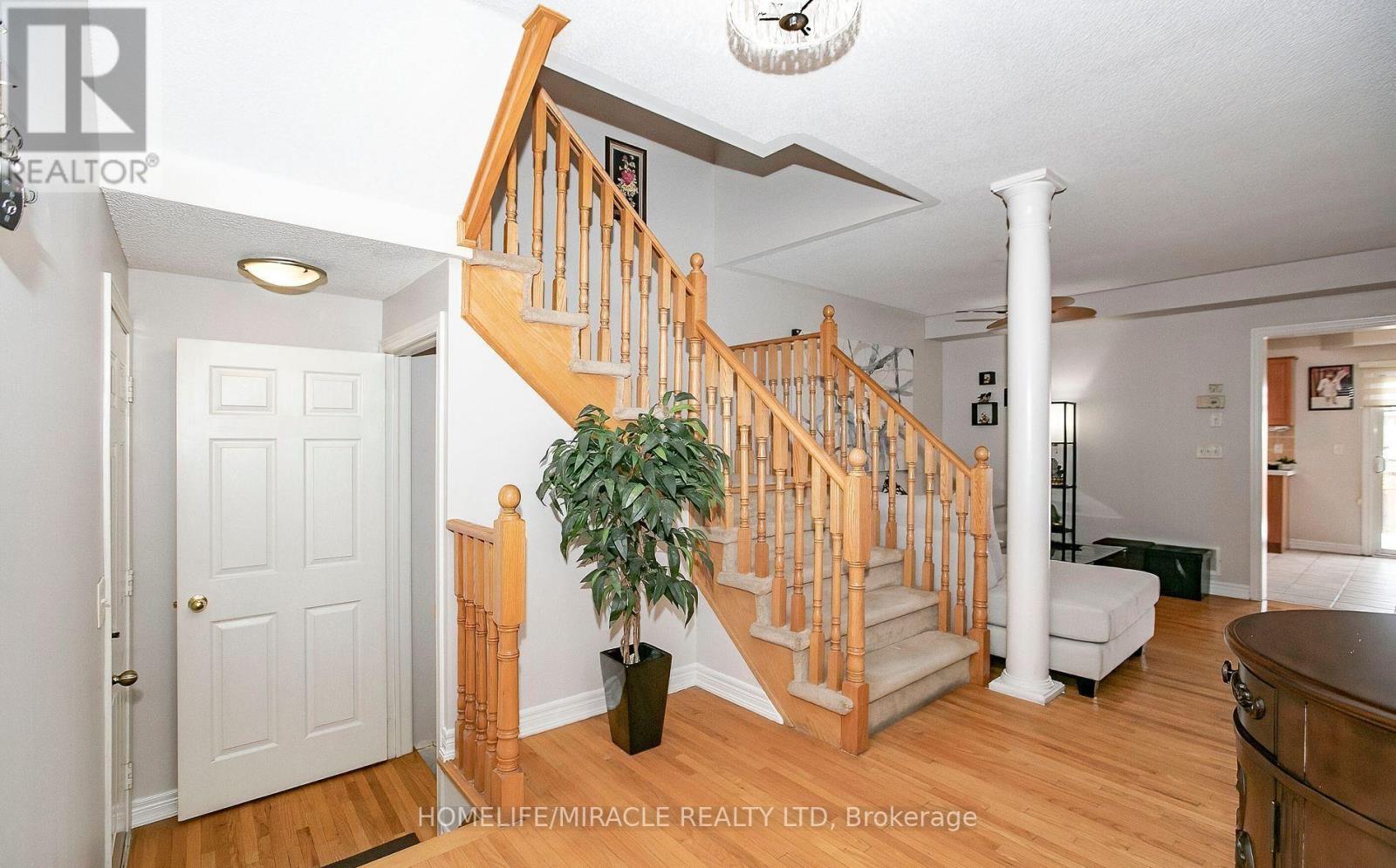 29 Dewridge Court, Brampton, Ontario  L6R 3C1 - Photo 6 - W13003868