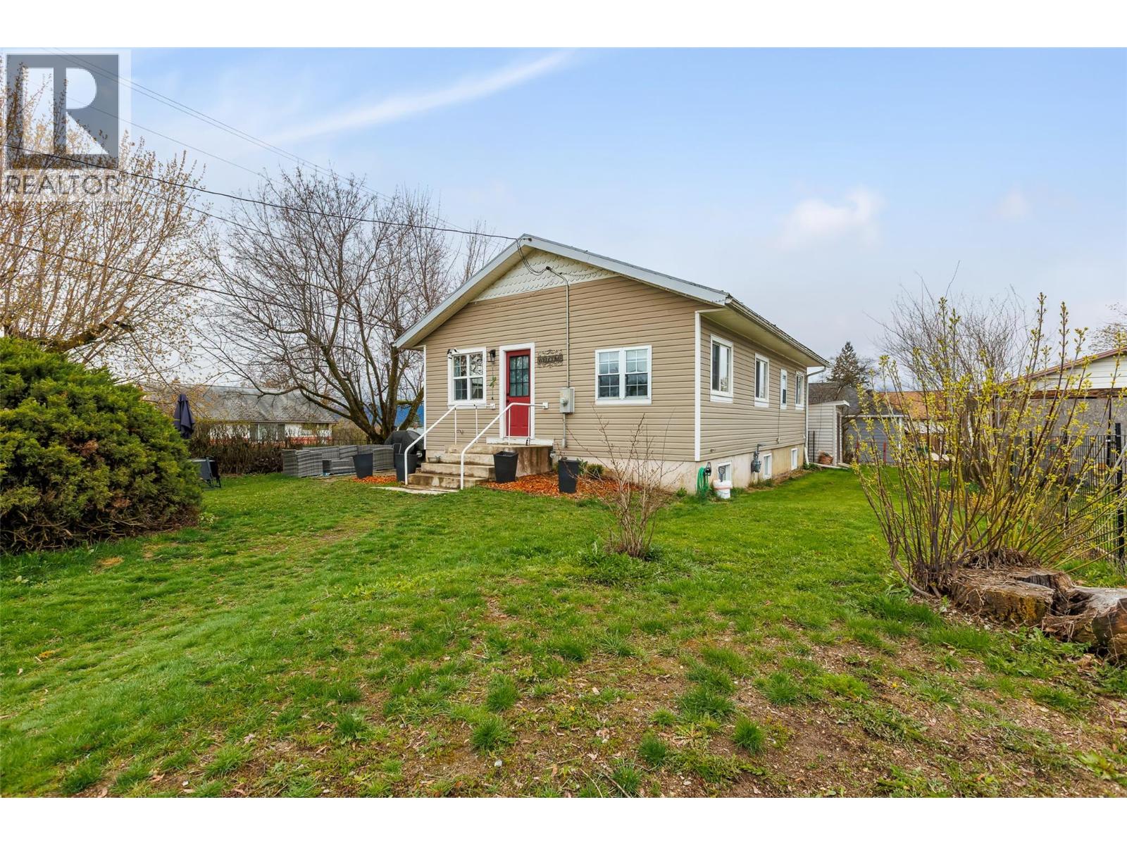 103 8th Avenue N, Creston, British Columbia  V0B 1G3 - Photo 1 - 10383603