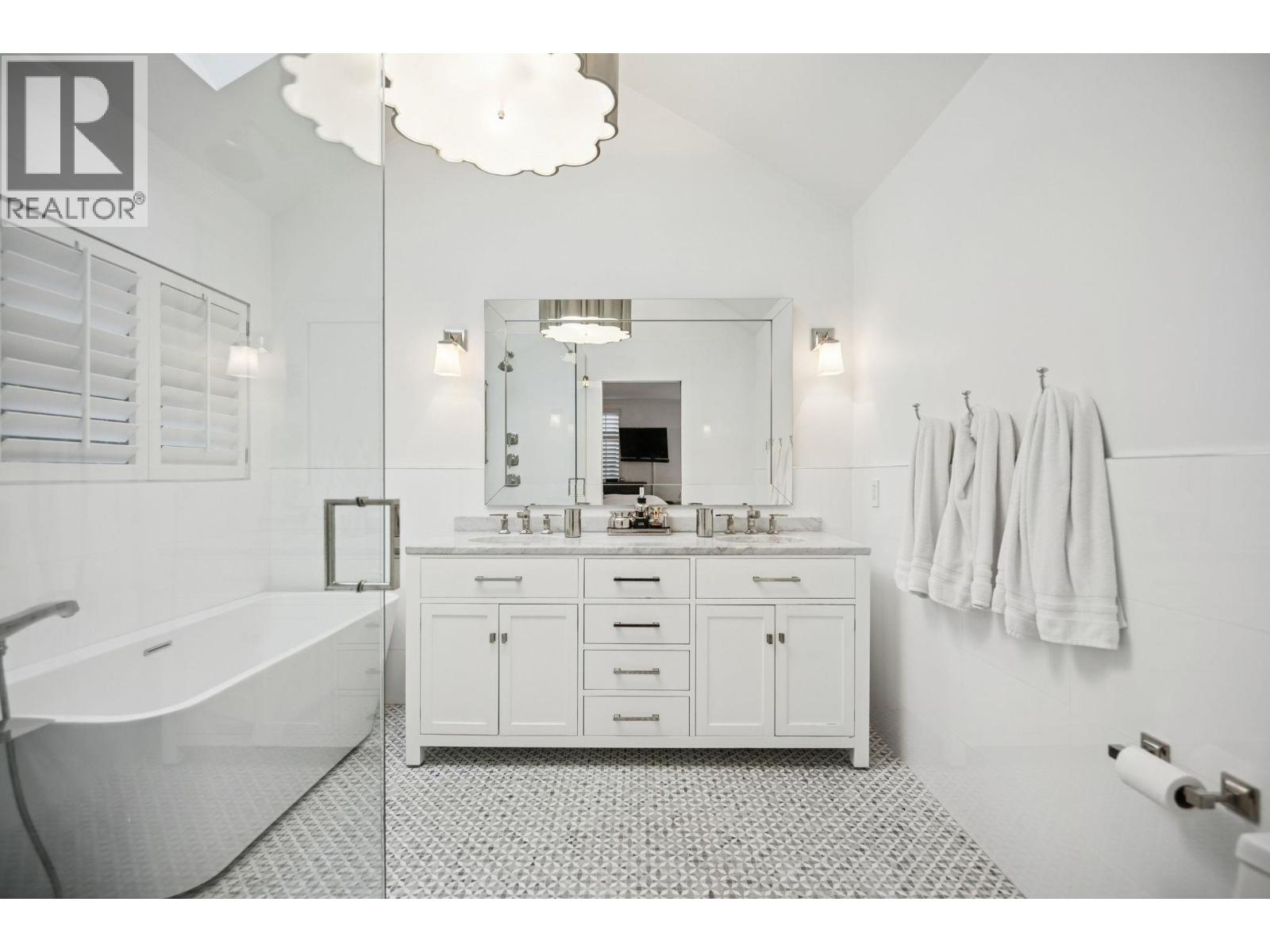 Listing Picture 18 of 37 : 3814 W 11 AVENUE, Vancouver / 溫哥華 - 魯藝地產 Yvonne Lu Group - MLS Medallion Club Member