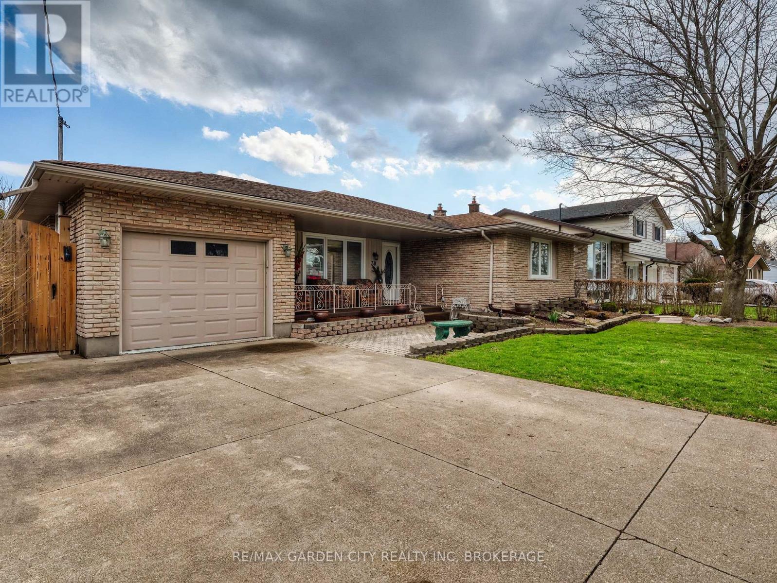 30 Glenview Avenue, St. Catharines, Ontario  L2N 2Z8 - Photo 2 - X13004036