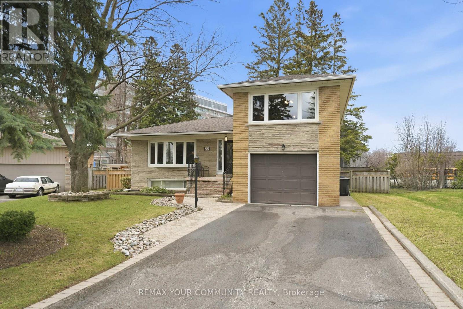 22 MARATHON CRESCENT, Toronto, Ontario