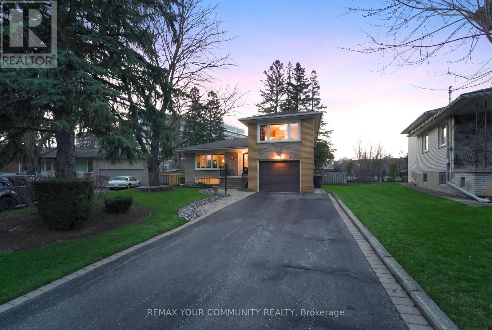 22 Marathon Crescent, Toronto, Ontario  M2R 2L7 - Photo 2 - C13003654