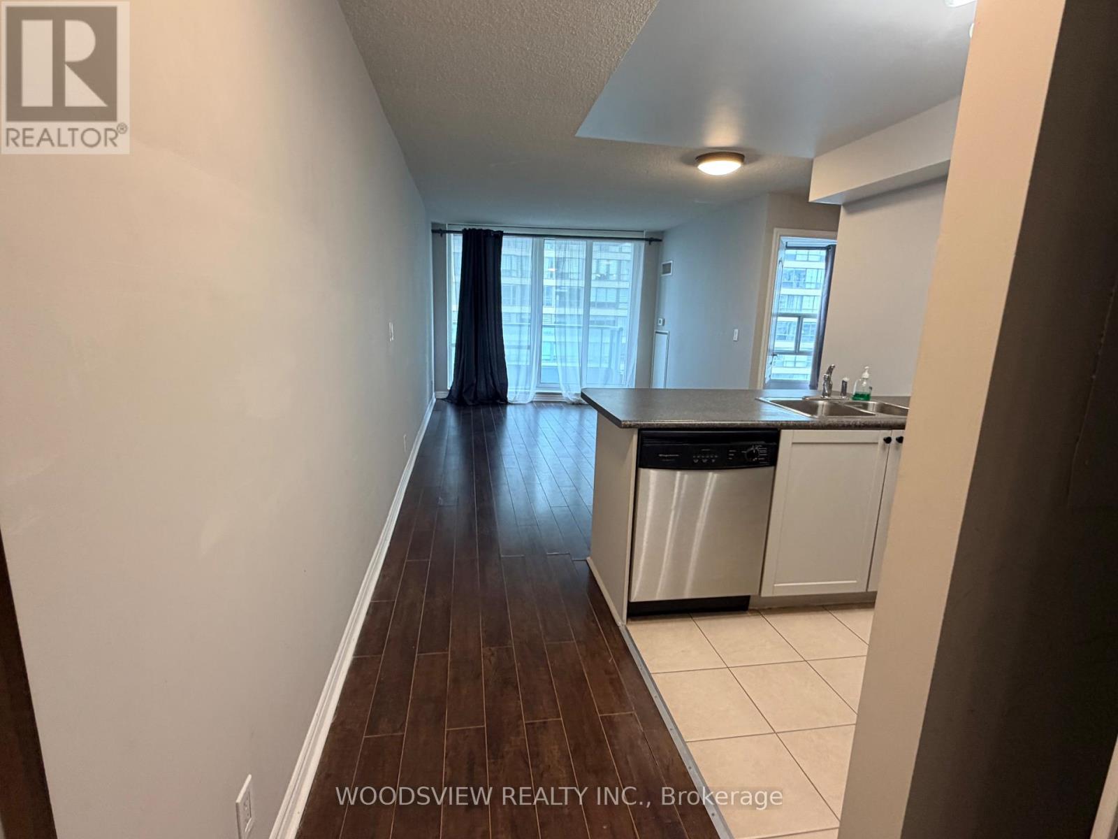 1605 - 33 Elm Drive, Mississauga, Ontario  L5B 4M2 - Photo 6 - W12992420