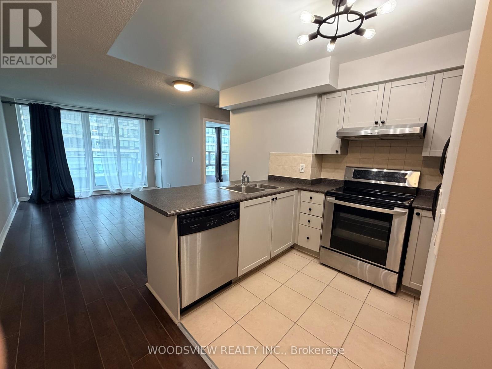 1605 - 33 Elm Drive, Mississauga, Ontario  L5B 4M2 - Photo 7 - W12992420