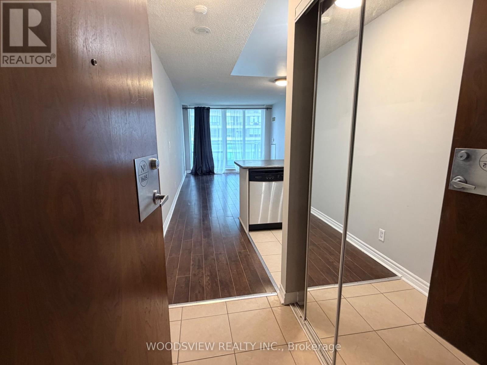 1605 - 33 Elm Drive, Mississauga, Ontario  L5B 4M2 - Photo 4 - W12992420