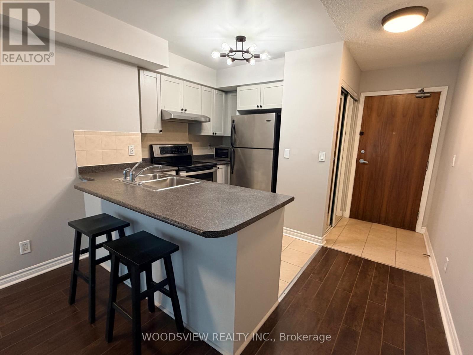 1605 - 33 Elm Drive, Mississauga, Ontario  L5B 4M2 - Photo 9 - W12992420