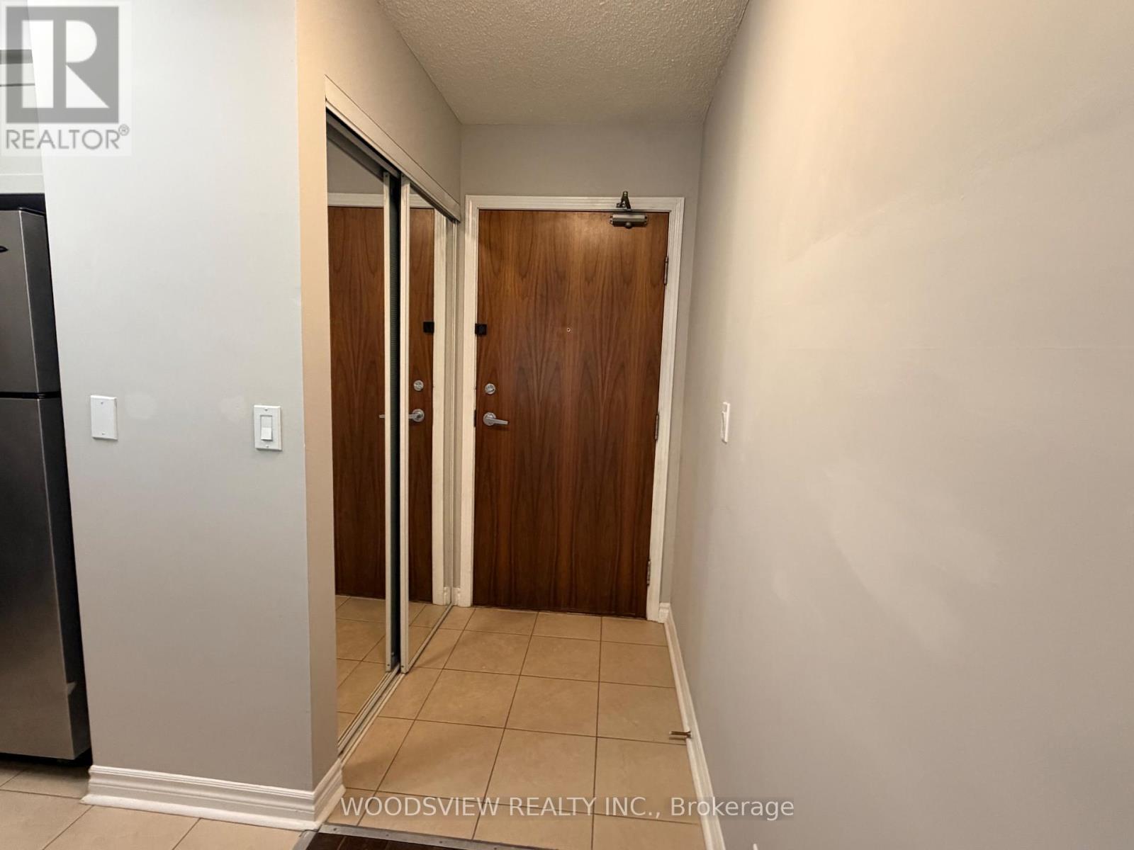 1605 - 33 Elm Drive, Mississauga, Ontario  L5B 4M2 - Photo 5 - W12992420