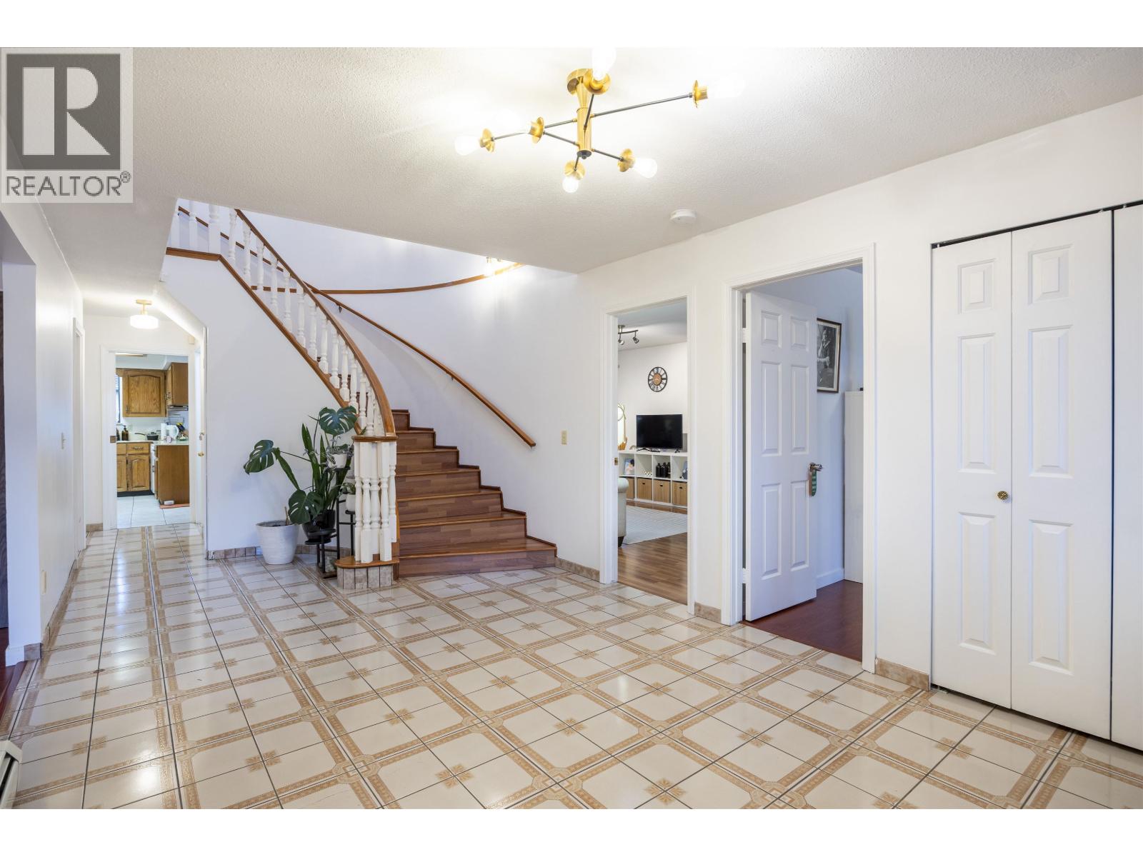 6126 Dickens Street, Burnaby, British Columbia  V5H 1W7 - Photo 3 - R3101451