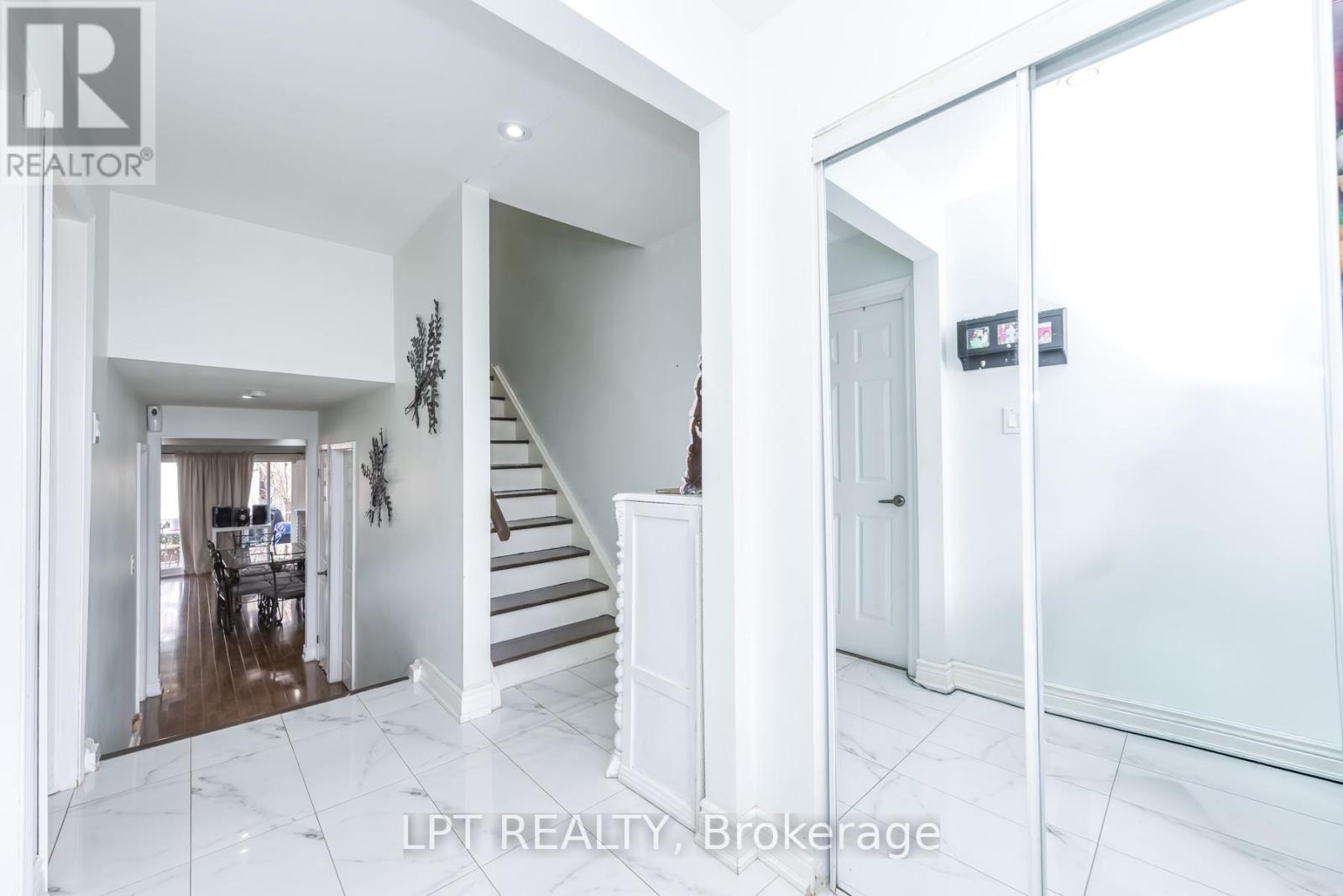 7101 Codlin Avenue, Mississauga, Ontario  L4T 2M3 - Photo 4 - W13004144