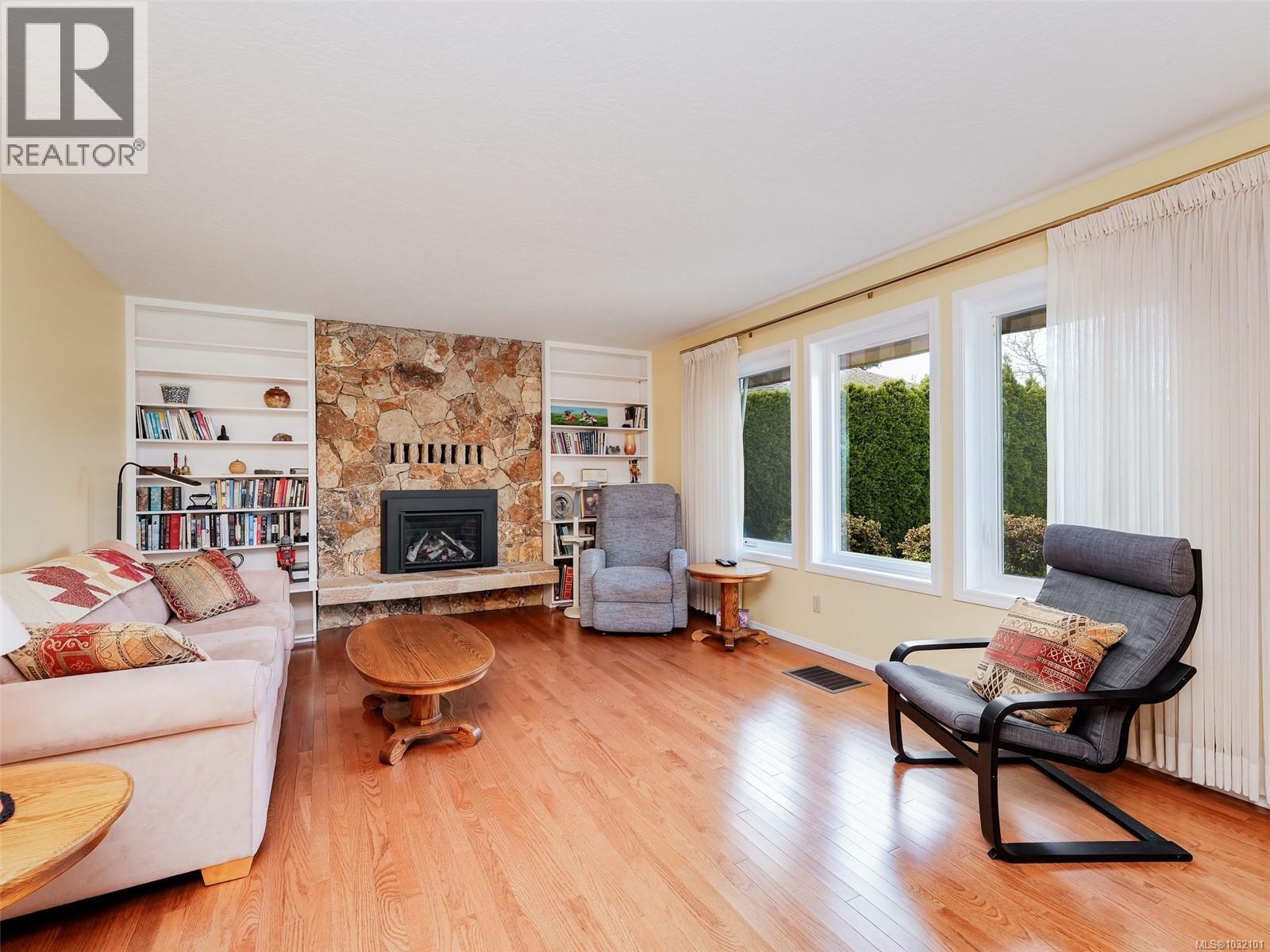 4007 Hollyridge Pl, Saanich, British Columbia  V8N 5Z8 - Photo 2 - 1032101