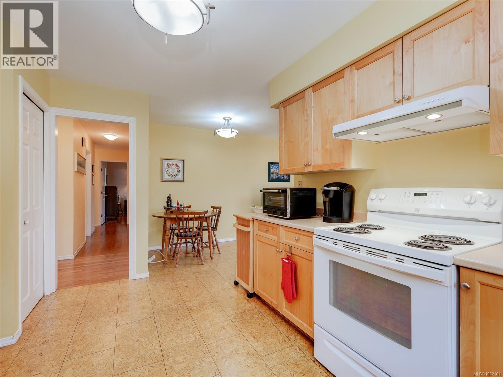 4007 Hollyridge Pl, Saanich, British Columbia  V8N 5Z8 - Photo 6 - 1032101