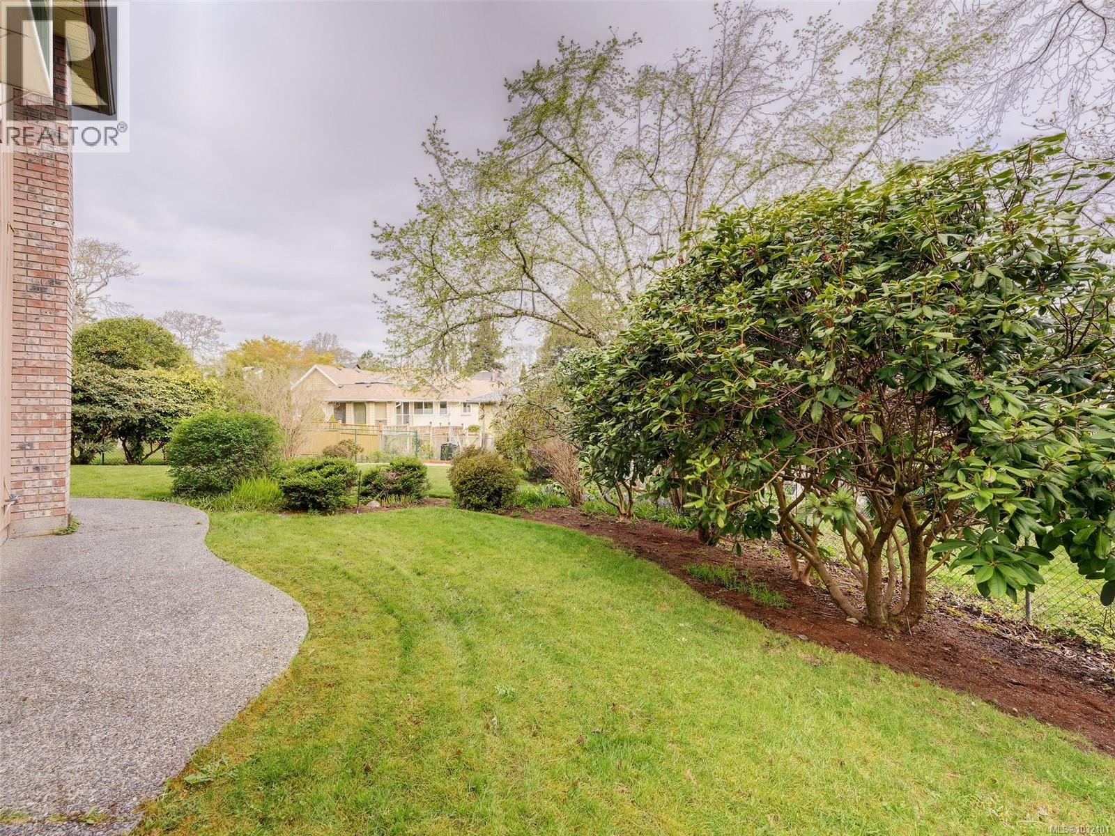 4007 Hollyridge Pl, Saanich, British Columbia  V8N 5Z8 - Photo 22 - 1032101