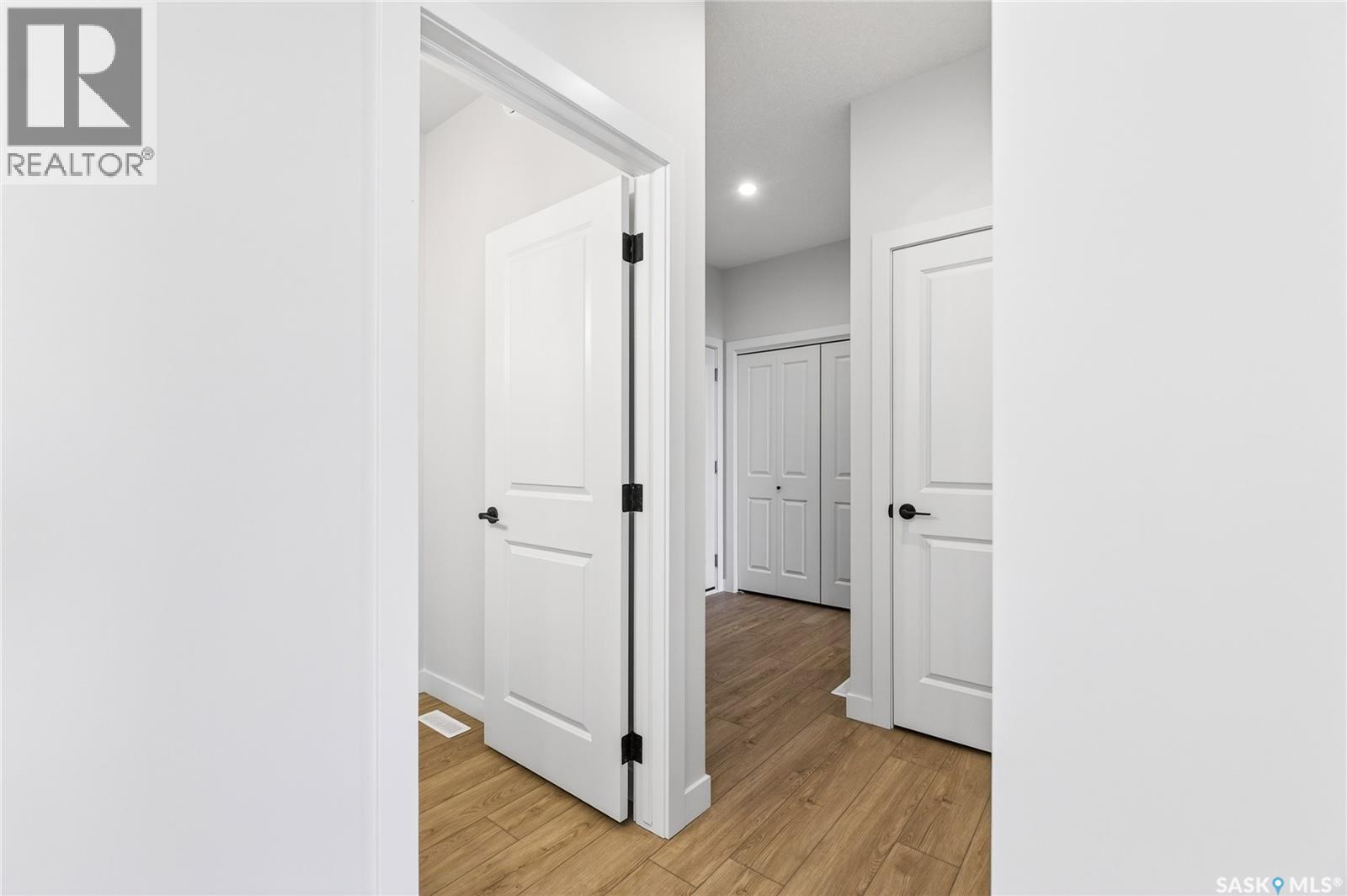 283 Nazarali Way, Saskatoon, Saskatchewan  S7V 1X6 - Photo 5 - SK030573