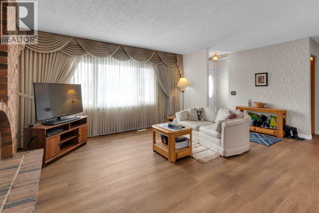 6004 Maddock Drive NE, Calgary, Alberta  T2A 3W4 - Photo 5 - A2297728