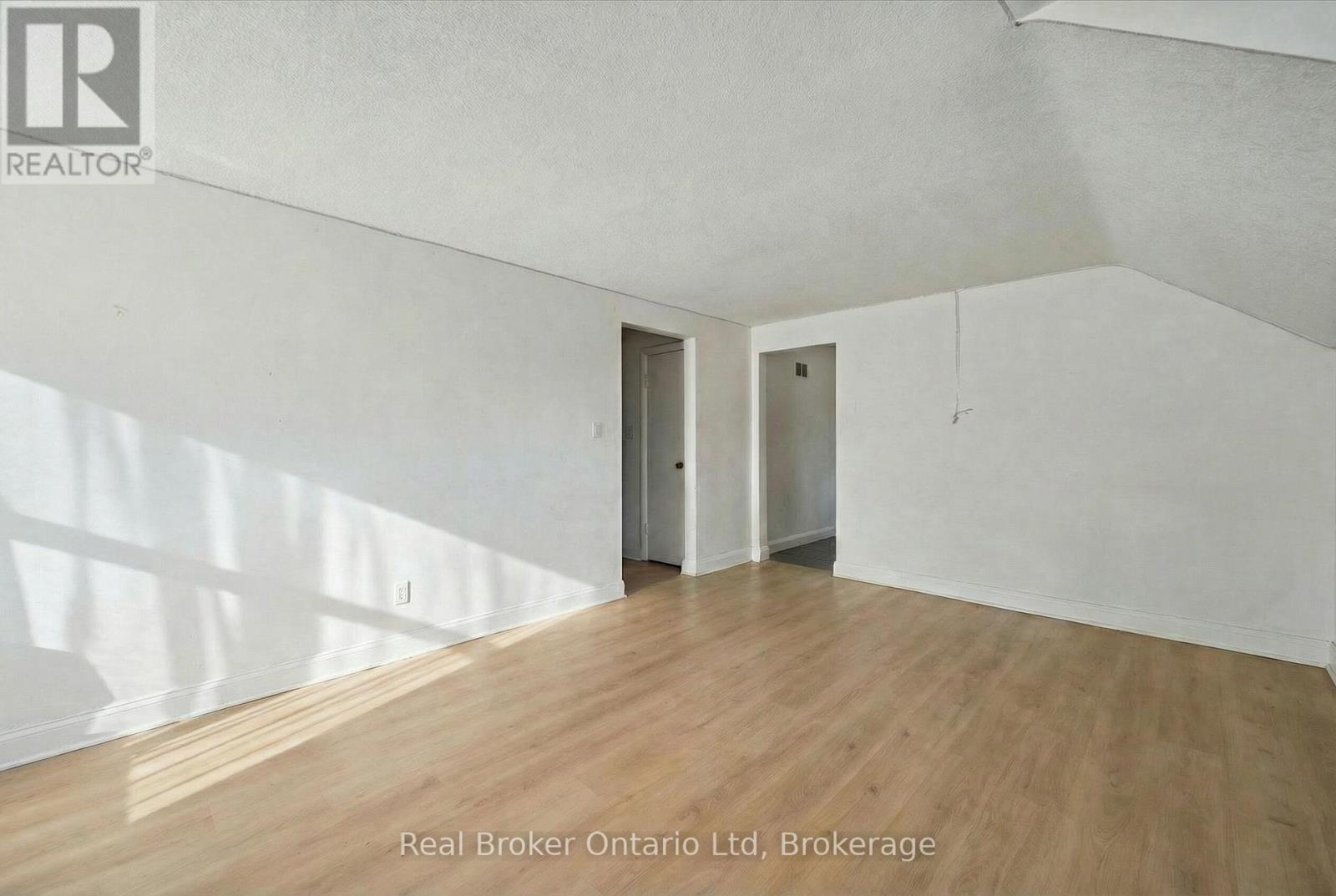 Upper - 68 Highland Road W, Kitchener, Ontario  N2M 3B5 - Photo 5 - X13004288