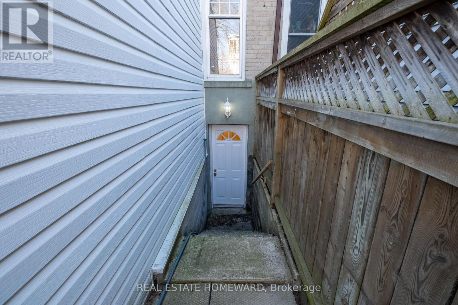 52 Balfour Avenue, Toronto, Ontario  M4C 1T6 - Photo 36 - E12973374