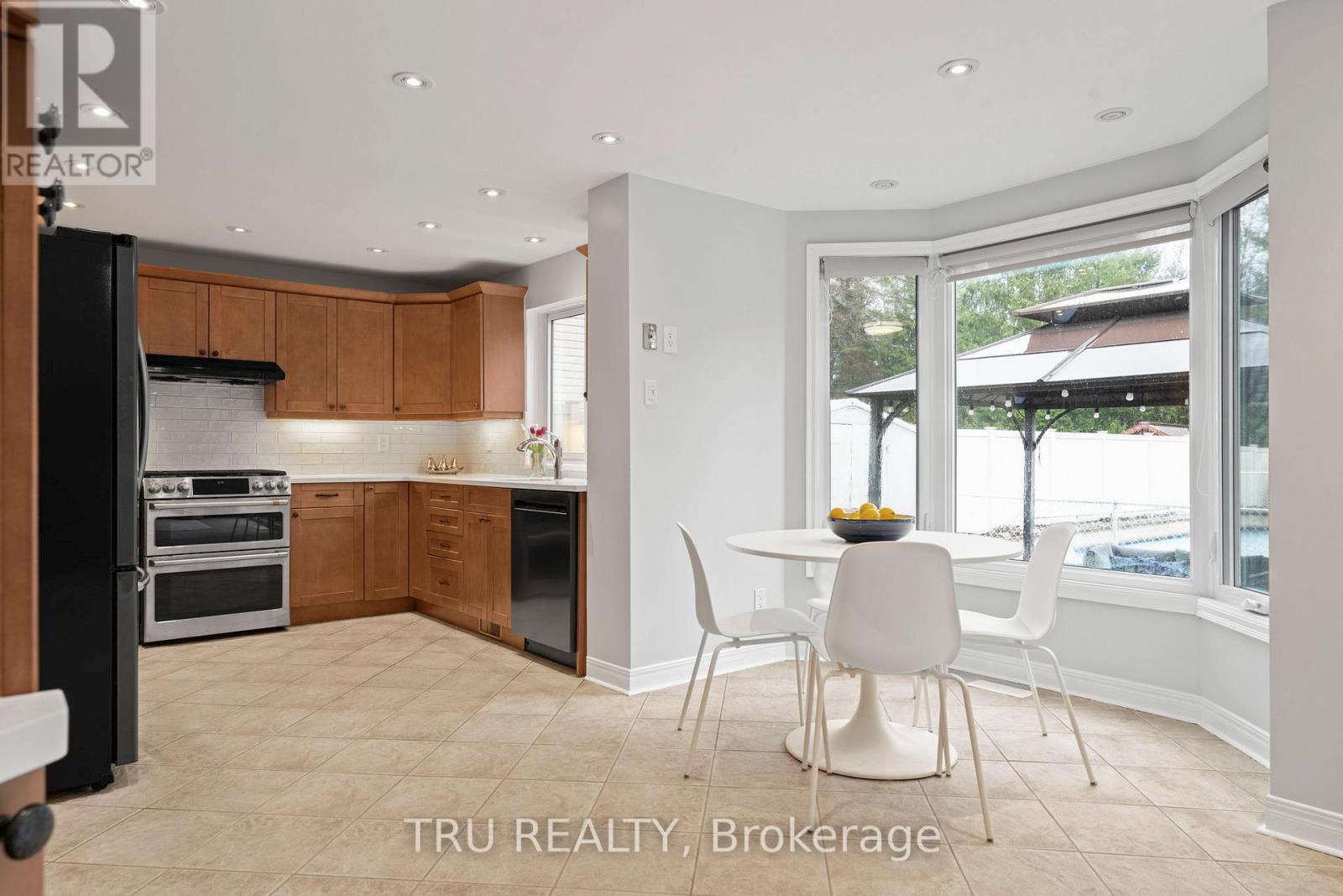 256 Hoylake Crescent, Ottawa, Ontario  K1E 2M8 - Photo 12 - X13004376