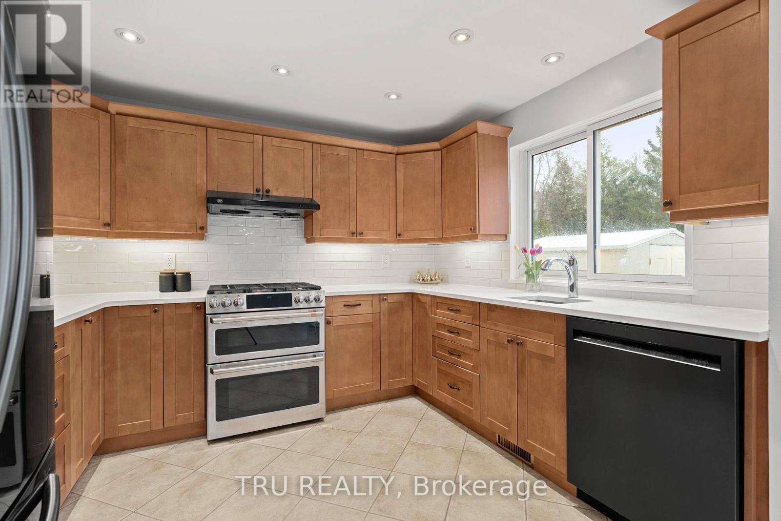 256 Hoylake Crescent, Ottawa, Ontario  K1E 2M8 - Photo 13 - X13004376