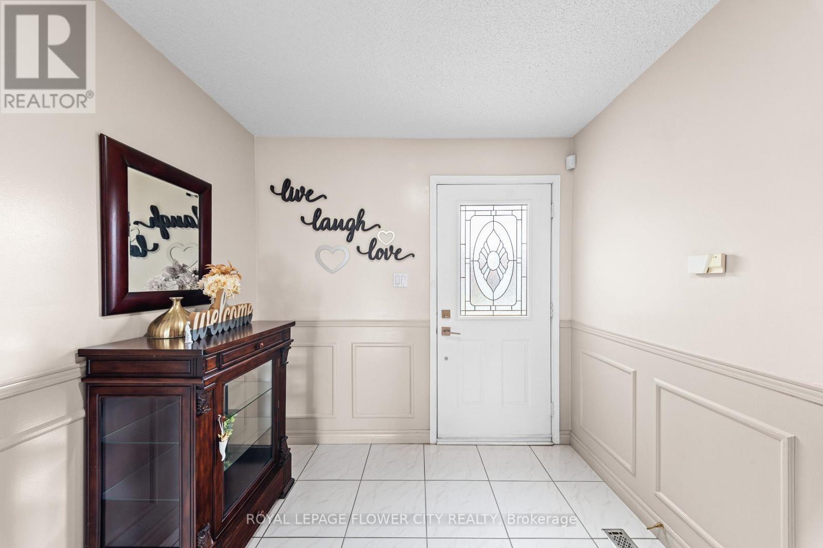 60 Newgreen Crescent, Brampton, Ontario  L6S 4Y5 - Photo 4 - W12827762