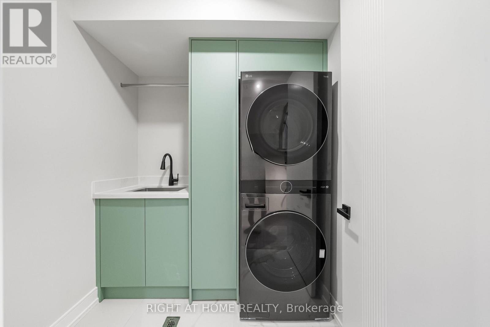 98 Dixon Avenue, Toronto, Ontario  M4L 1N7 - Photo 33 - E12918542