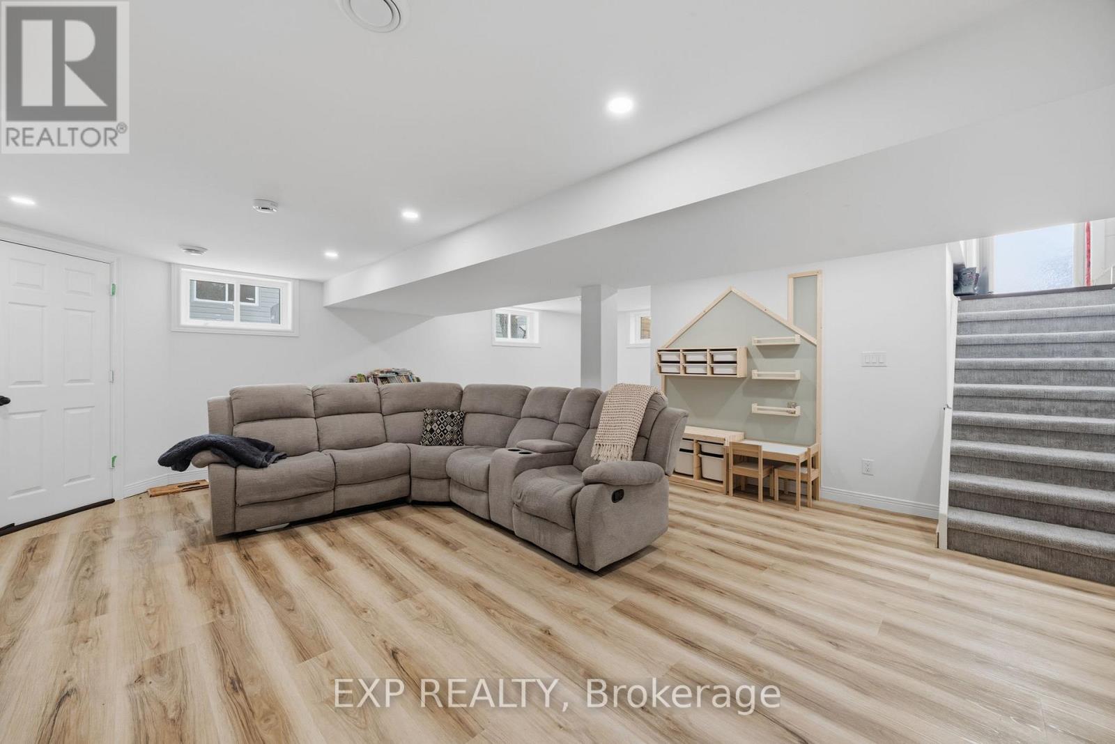 597 Gold Street, Warwick, Ontario N0M 2S0 - Photo 27 - X12864380