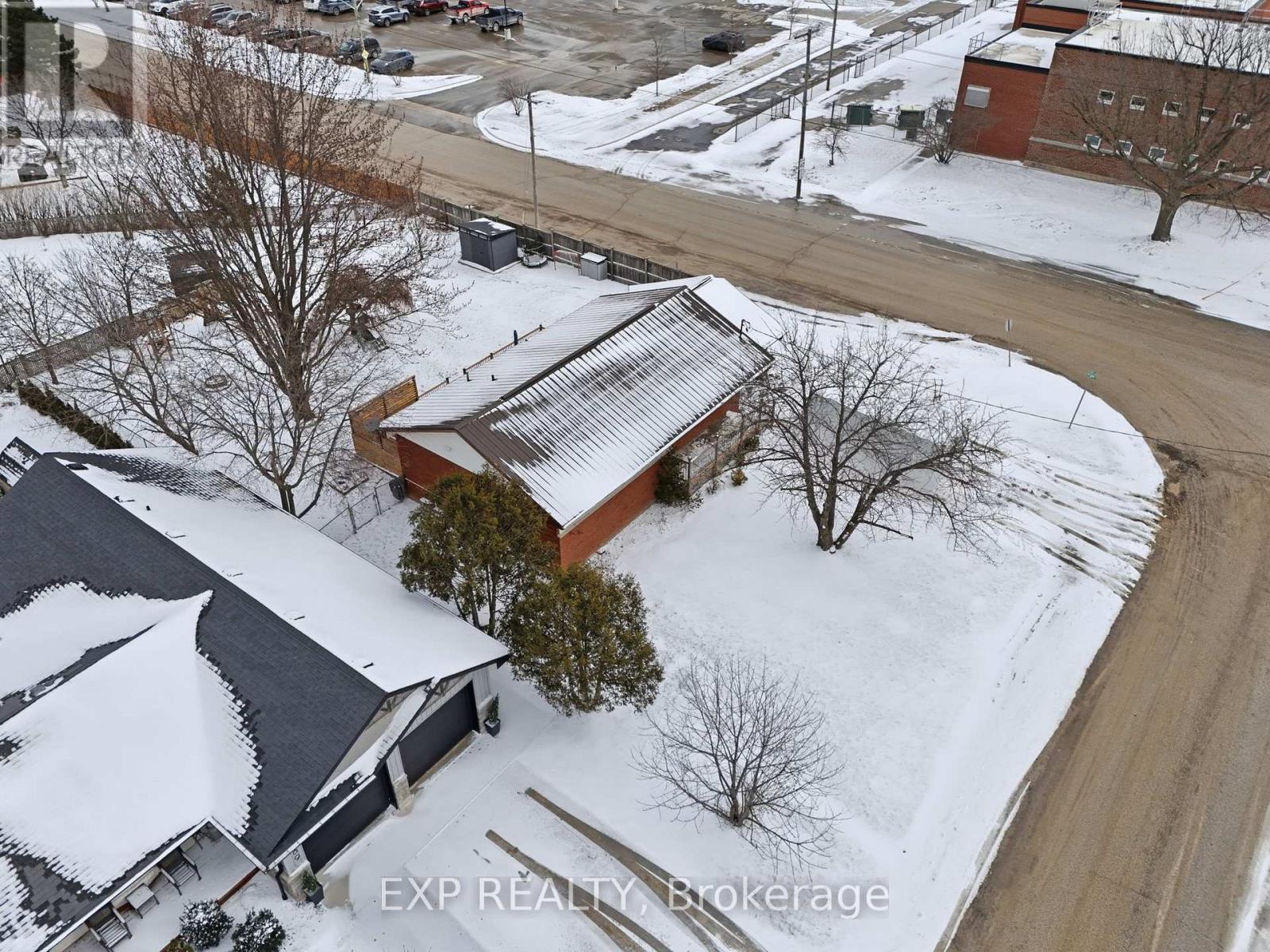 597 Gold Street, Warwick, Ontario N0M 2S0 - Photo 38 - X12864380