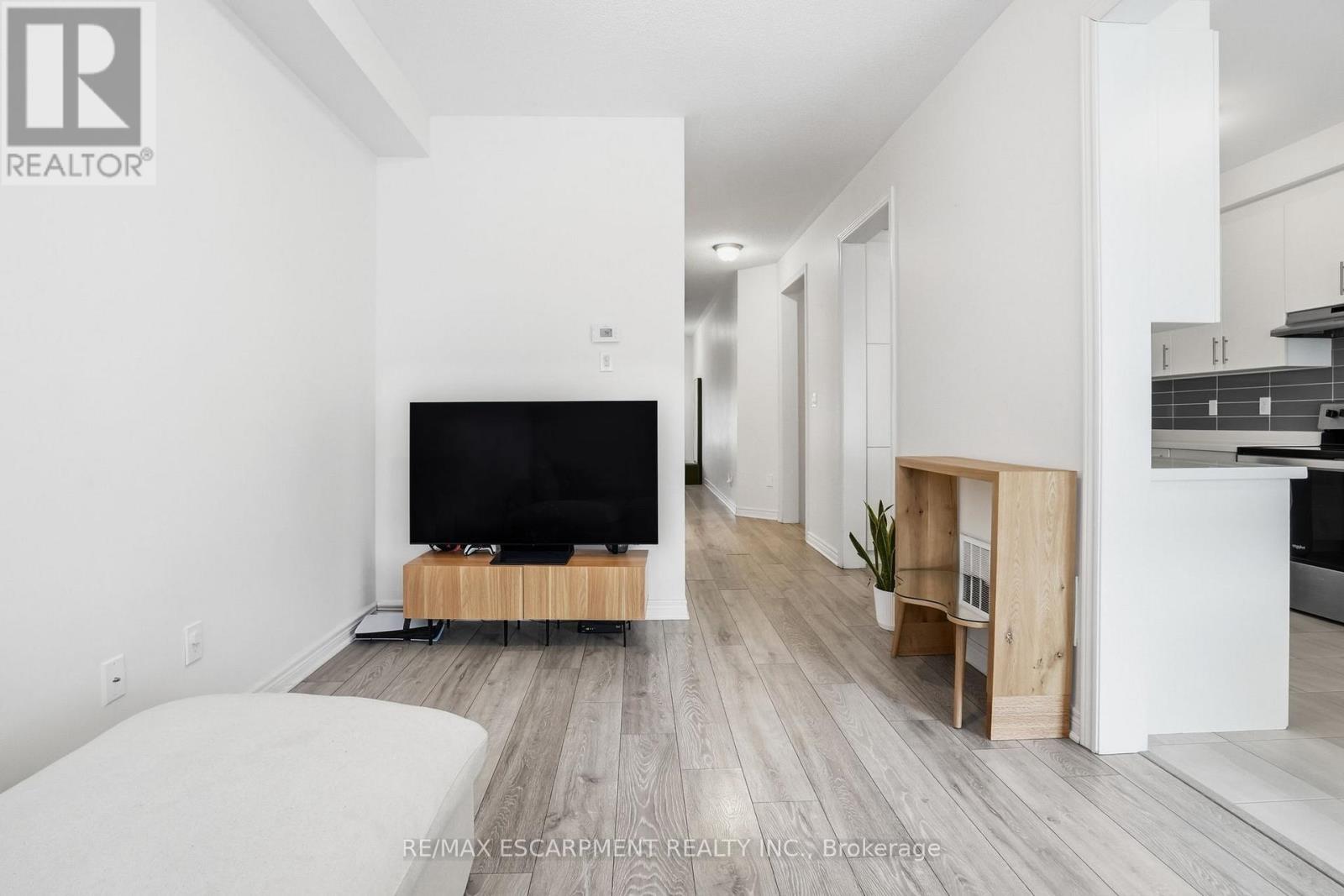 48 Harmony Way N, Thorold, Ontario  L2V 0H1 - Photo 8 - X13004314