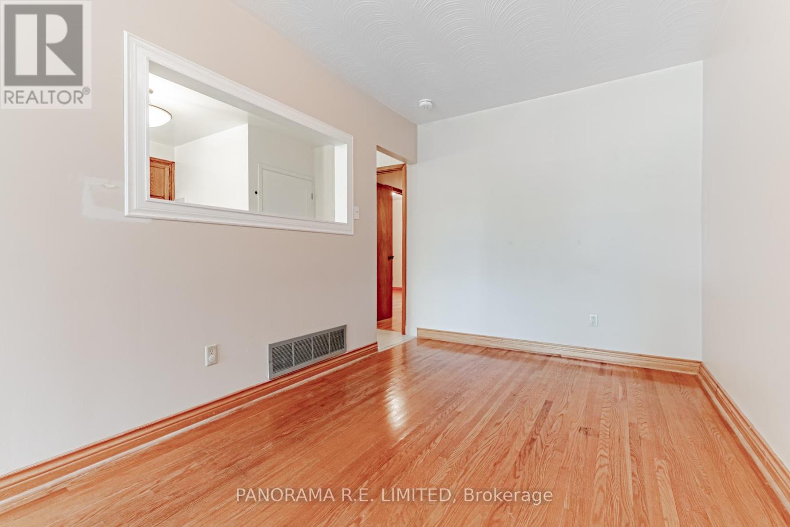 53 Vanguard Drive, Toronto, Ontario  M9B 5E8 - Photo 5 - W12943698