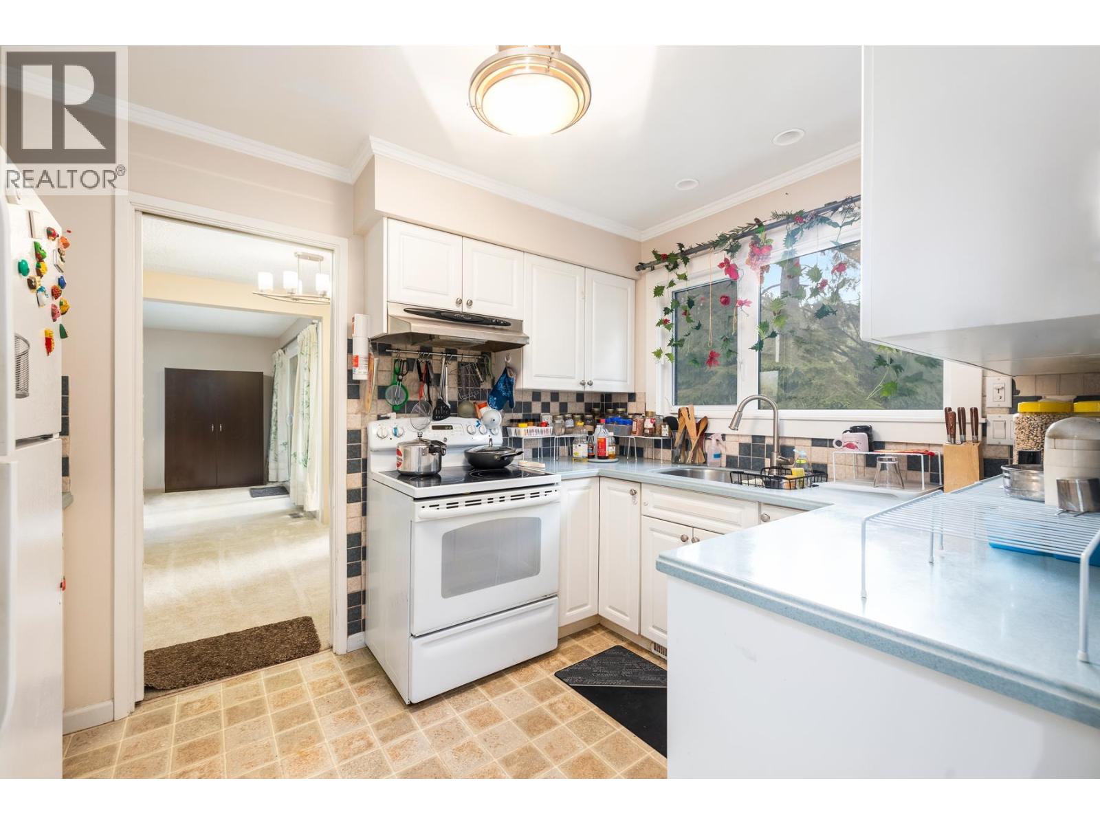 1135 Heritage Boulevard, North Vancouver, British Columbia V7J 3G8 - Photo 6 - R3111747