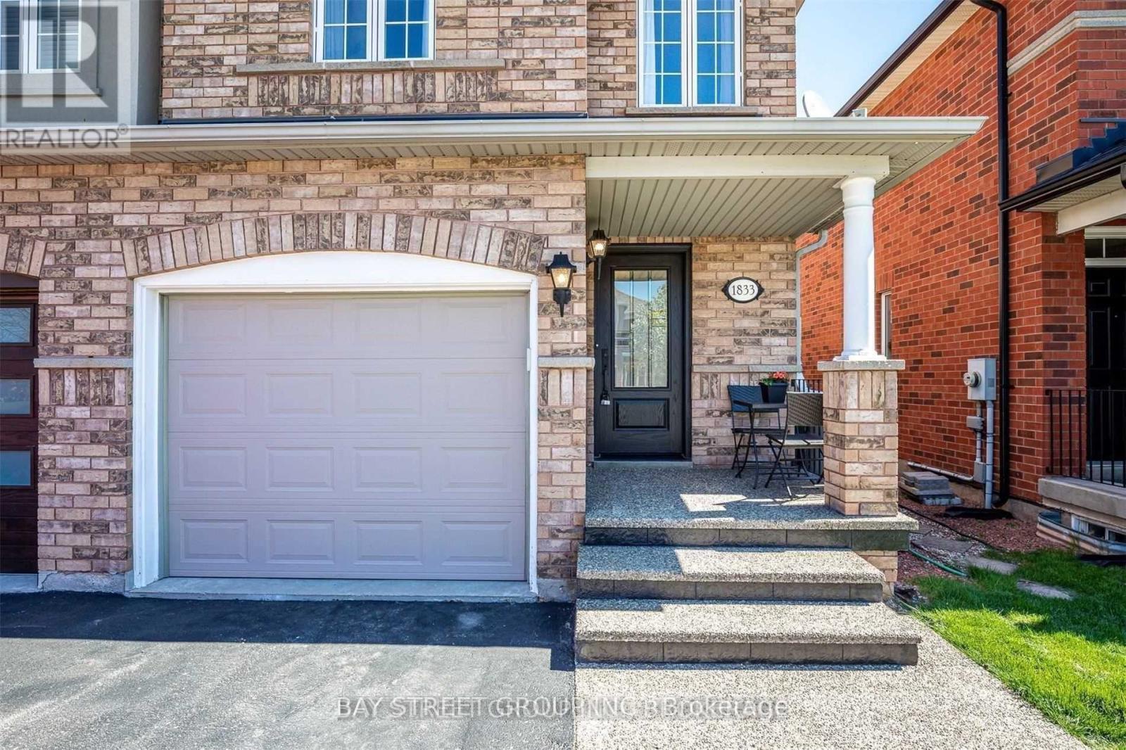 1833 Hobson Drive, Burlington, Ontario  L7L 6P9 - Photo 2 - W13004404