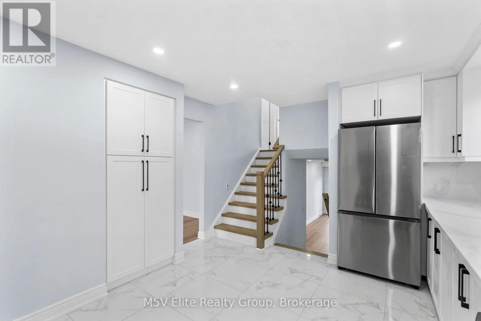 93 Ashford Court, Brampton, Ontario  L6V 3E2 - Photo 2 - W13004428