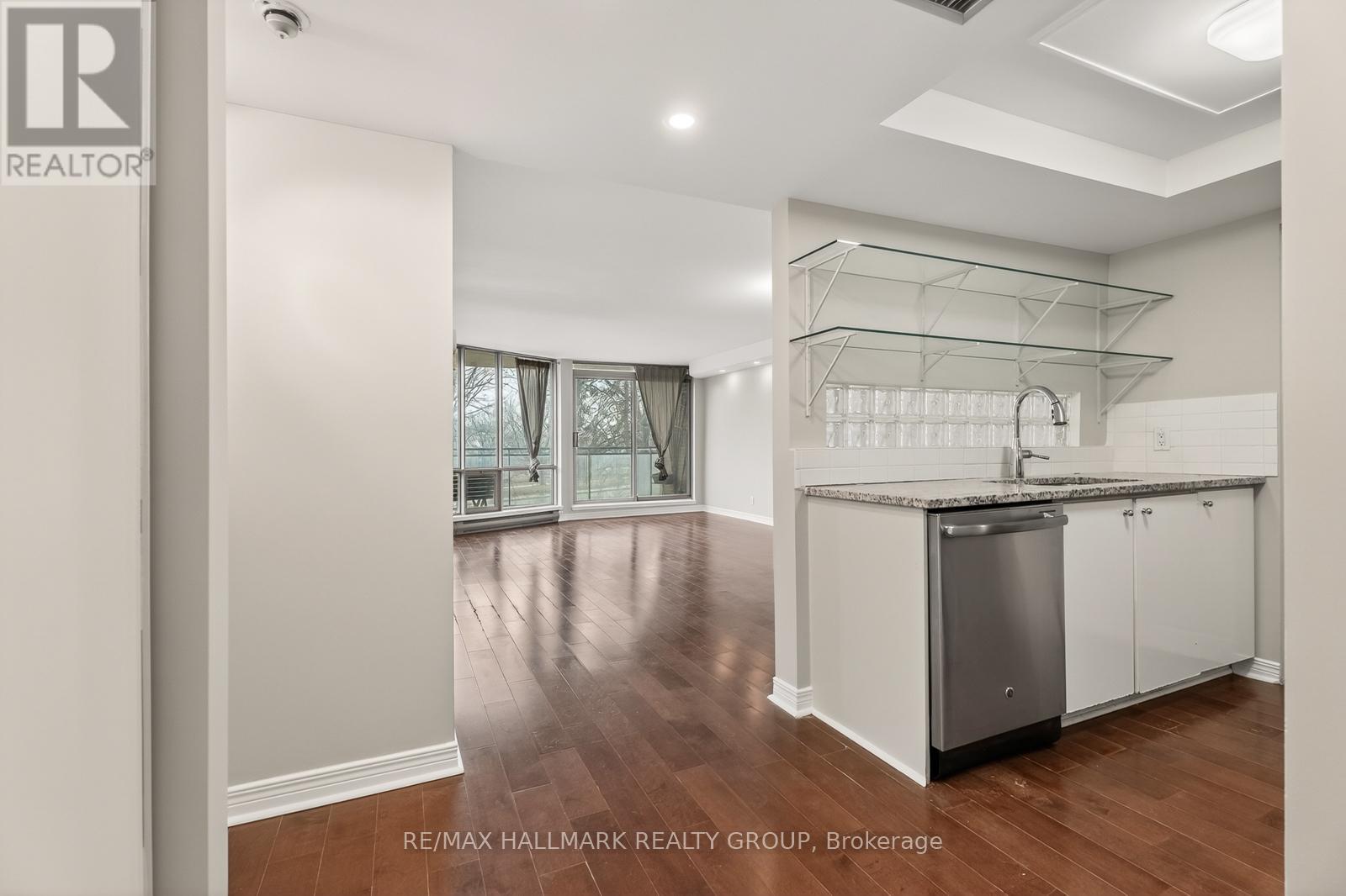 203 - 30 Charlevoix Street, Ottawa, Ontario  K1L 8K5 - Photo 8 - X12802658