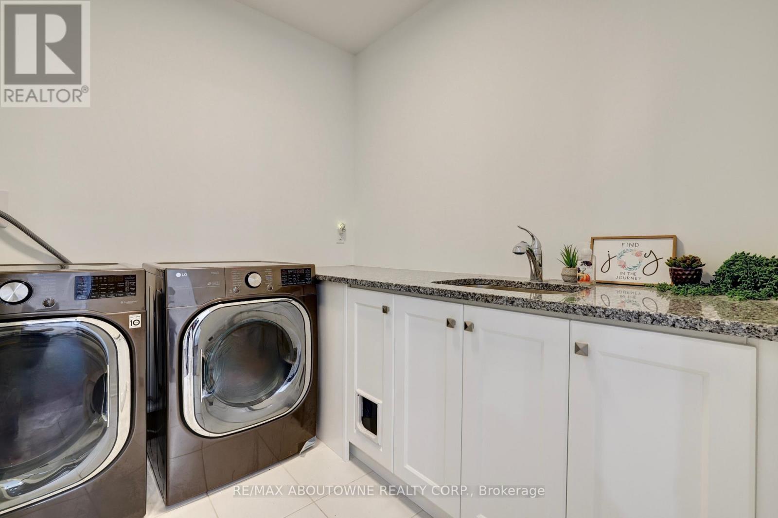 1416 Ford Strathy Crescent S, Oakville, Ontario  L6H 6E3 - Photo 37 - W13004494