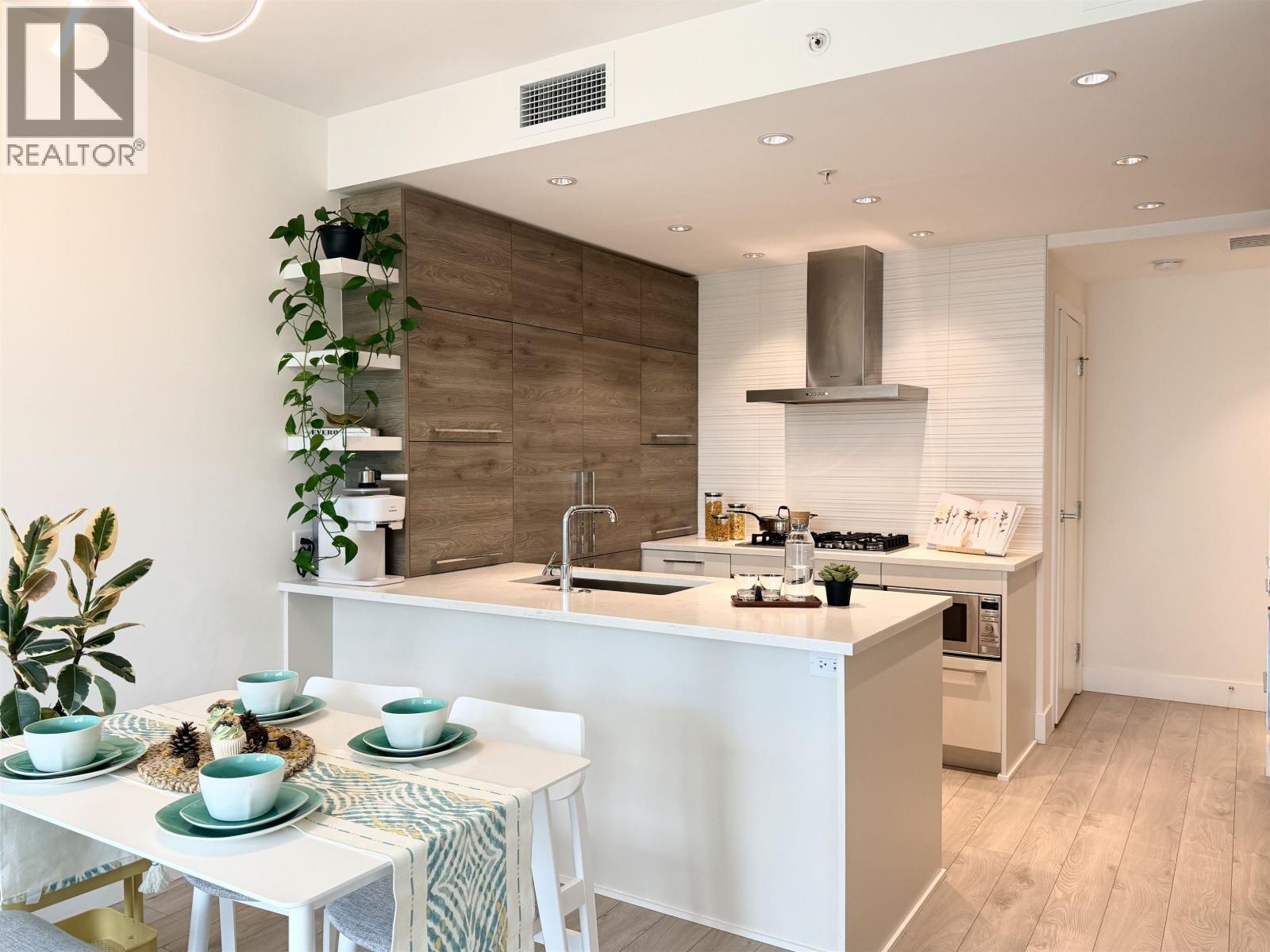 911 7388 Kingsway, Burnaby, British Columbia  V3N 0G9 - Photo 1 - R3111996