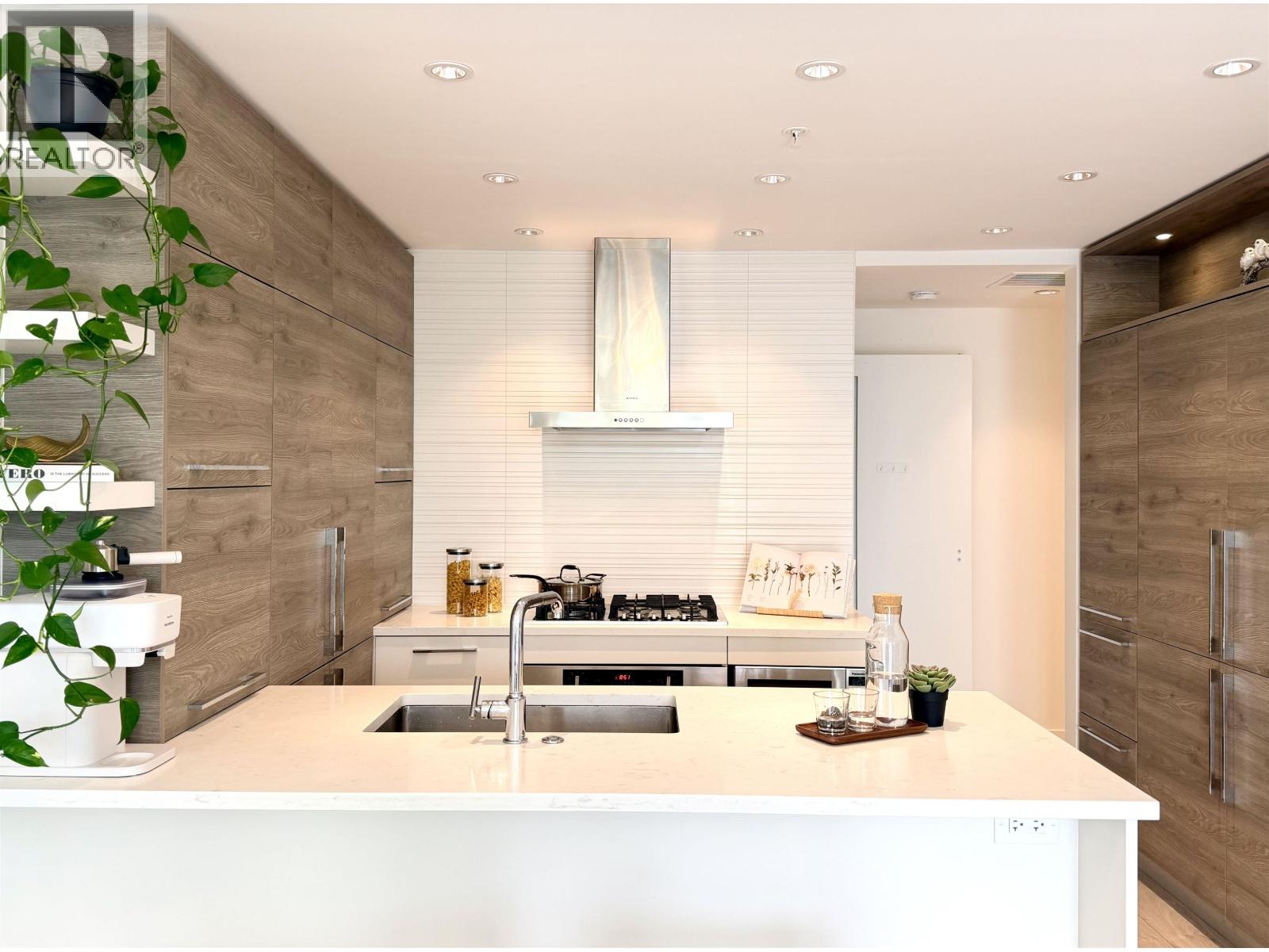 911 7388 Kingsway, Burnaby, British Columbia  V3N 0G9 - Photo 3 - R3111996