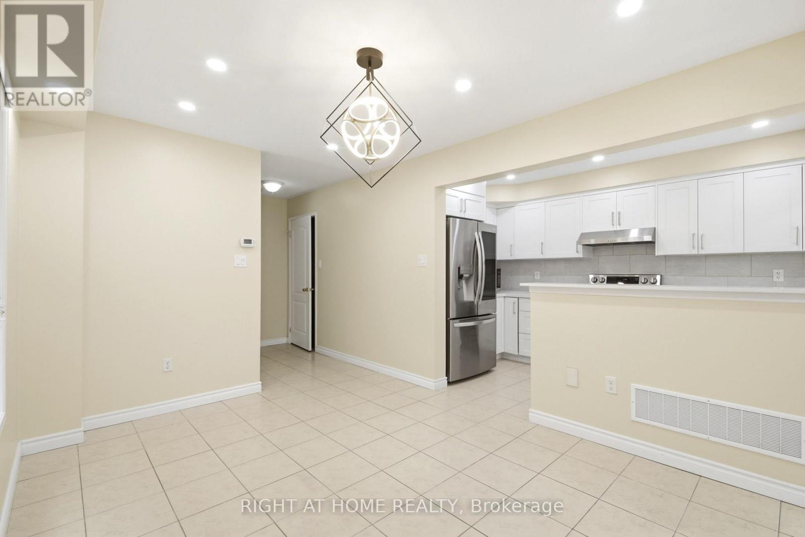 212 Venice Gate Drive, Vaughan, Ontario  L4H 0G1 - Photo 11 - N13004638