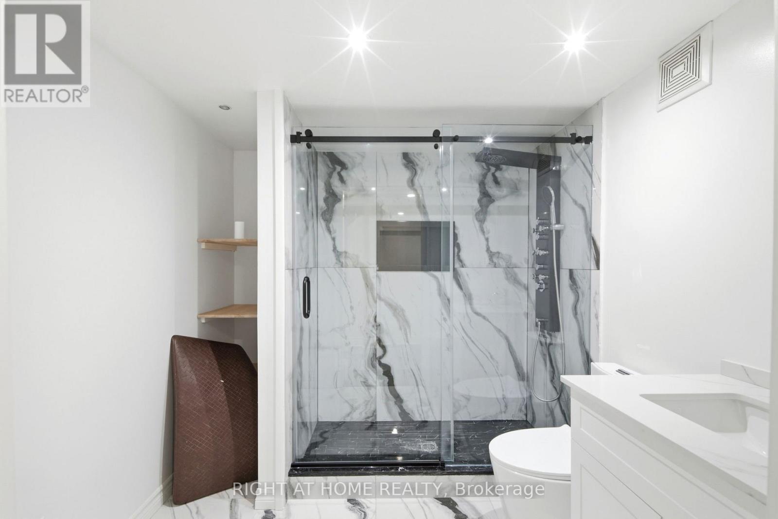 212 Venice Gate Drive, Vaughan, Ontario  L4H 0G1 - Photo 32 - N13004638