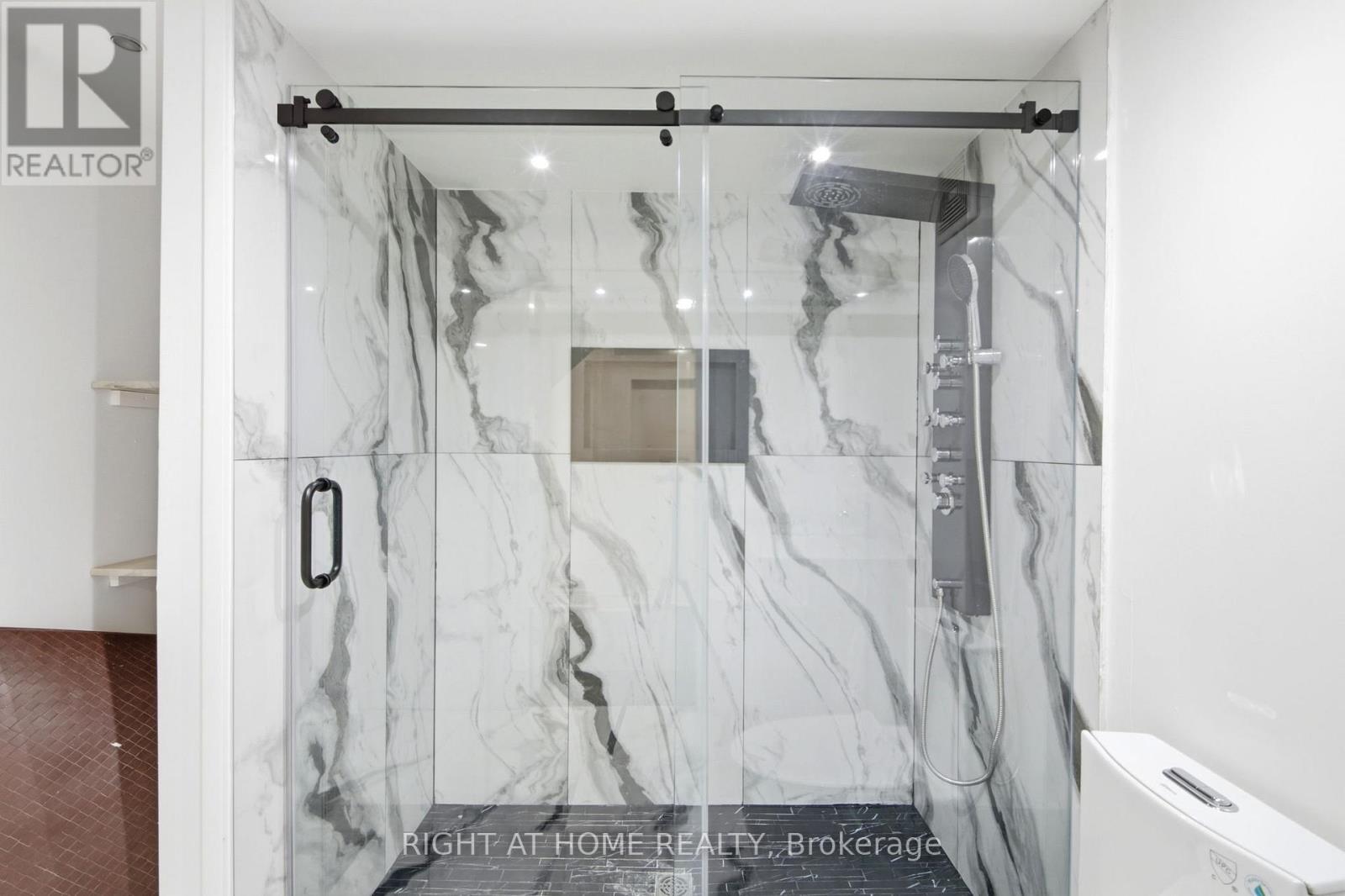 212 Venice Gate Drive, Vaughan, Ontario  L4H 0G1 - Photo 34 - N13004638